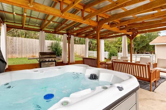 Ranch House Pool Hot tub sleeps 10 Near Austin - Image 3